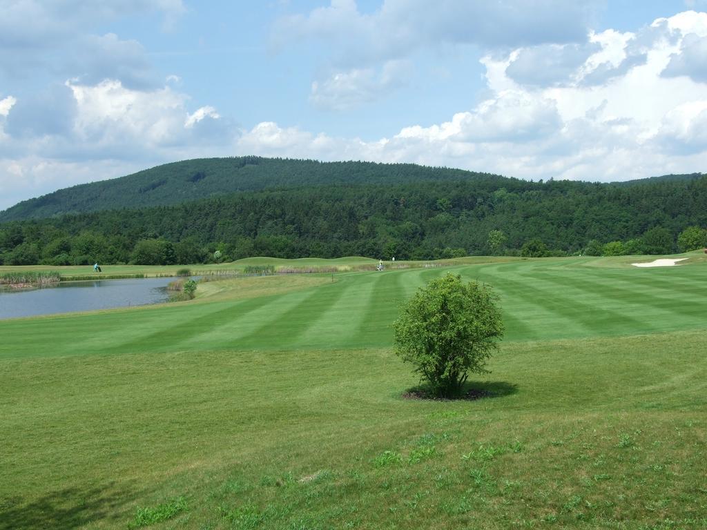 Golf Club Отель Бероун